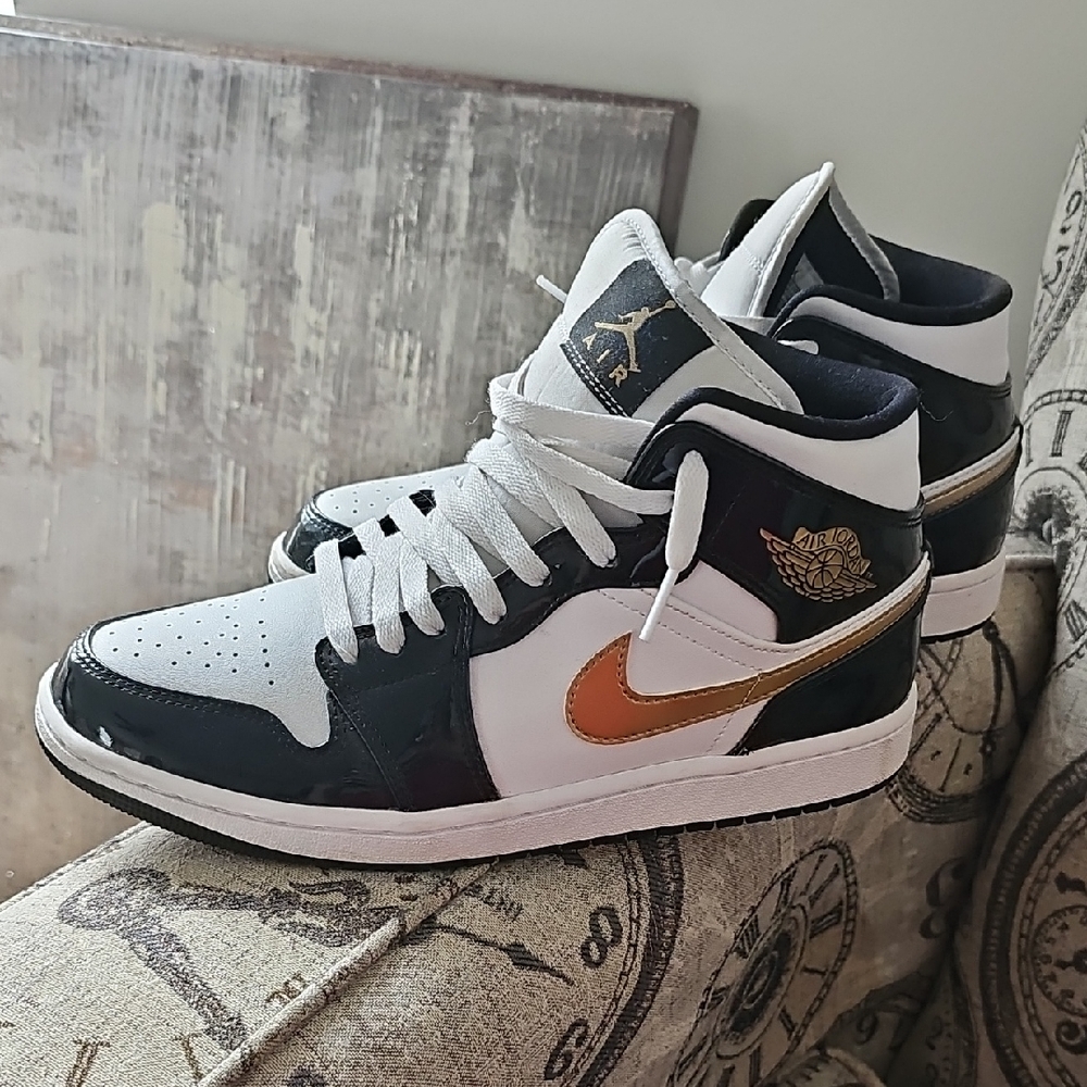 EUC Mens Nike Air Jordan Black and White with Gold Accents Sz US 9